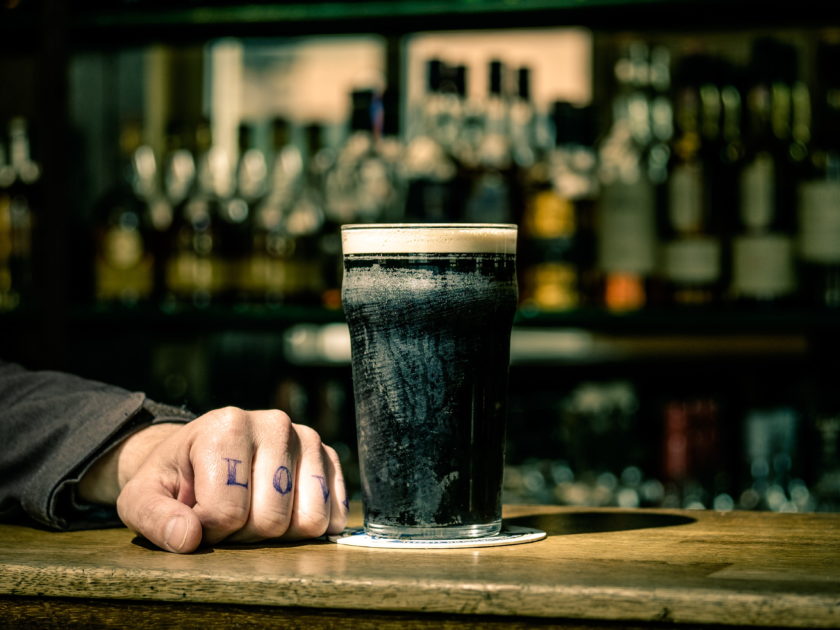 Mann mit Guinness